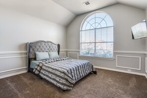 4 bedrooms, desk, iron/ironing board, WiFi - Beautiful peaceful home in modern neighborhood with parks (DeSoto)