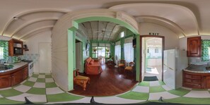 Suite de luna de miel, 2 habitaciones, vista a la playa | Cortinas blackout, tabla de planchar con plancha y wifi gratis 