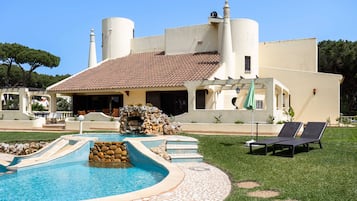 Lämmitetty uima-allas