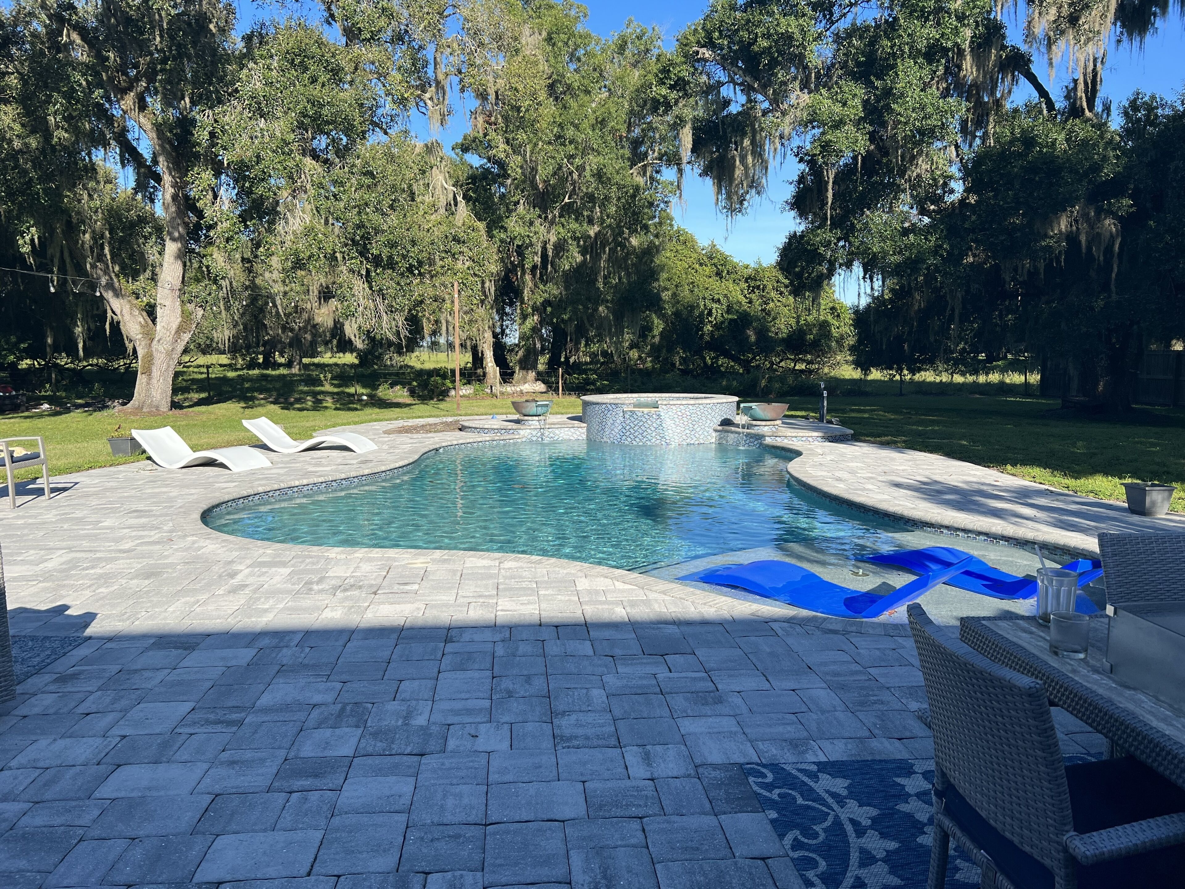 Una piscina al aire libre, una piscina climatizada