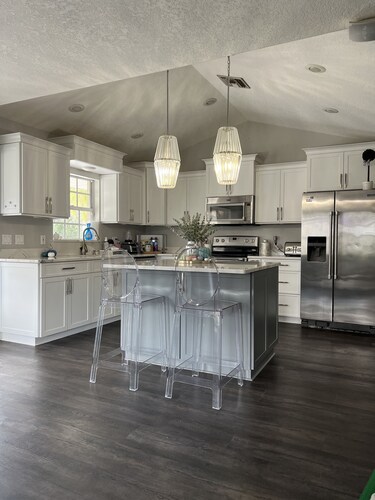 Secluded Huge pool/hot tub updated/gorgeous home