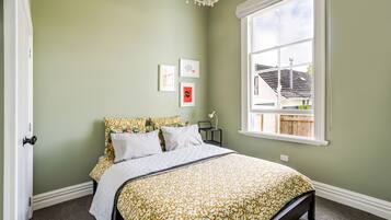 4 bedrooms, iron/ironing board, free WiFi, bed sheets