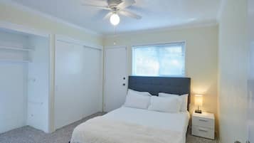 3 slaapkamers, een bureau, een strijkplank/strijkijzer, reisbedje