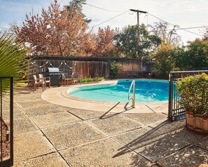 Outdoor pool - Stylish & Remodeled - Walk to Fresno State Stadium (Fresno)