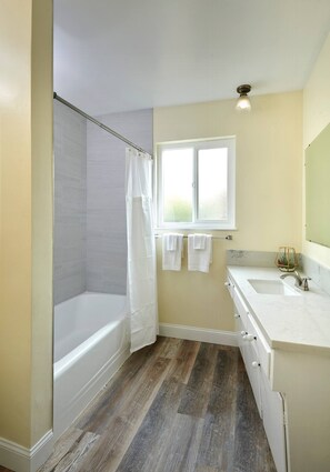 Combined shower/tub, hair dryer, towels, soap - Stylish & Remodeled - Walk to Fresno State Stadium (Fresno)