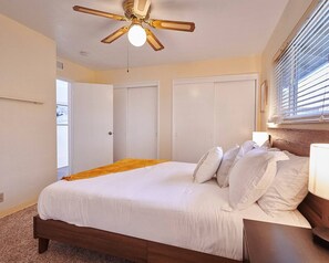 3 bedrooms, desk, iron/ironing board, travel crib - Stylish & Remodeled - Walk to Fresno State Stadium (Fresno)