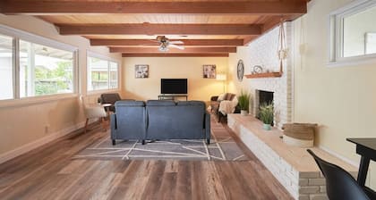 Stylish & Remodeled - Walk to Fresno State Stadium