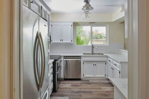 Fridge, microwave, oven, stovetop - Stylish & Remodeled - Walk to Fresno State Stadium (Fresno)