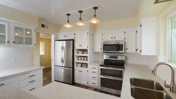 Een koelkast, een microgolfoven, een oven, een kookplaat