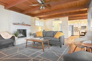 Smart TV - Stylish & Remodeled - Walk to Fresno State Stadium (Fresno)