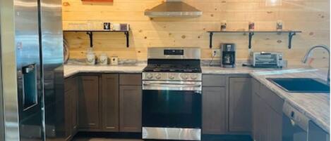 Mikrovågsugn, ugn, spishäll och diskmaskin