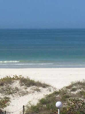 Sulla spiaggia, lettini da mare, teli da spiaggia