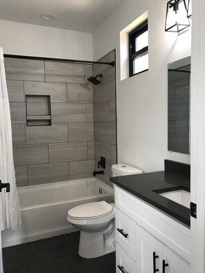 Shower - New build in Denver Sunnyside/Highlands w/Free Parking (Denver)