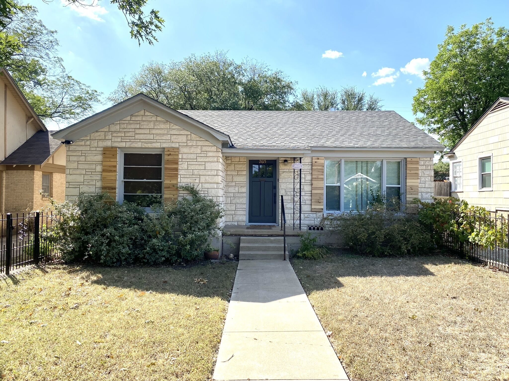 Newly Renovated Modern Home w/gas fireplace- blocks from Magnolia Castle