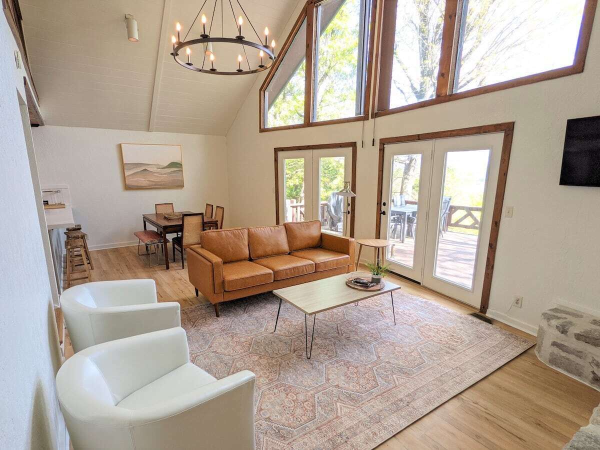 Cottage-feel Cabin w/ Lake View