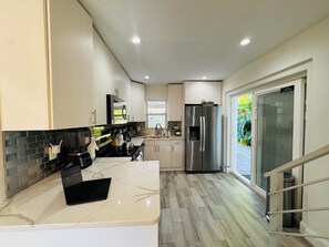 Frigorifero, microonde, forno, piano cottura