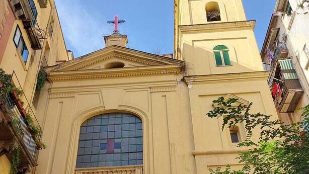Une église dotée d’un clocher, de fenêtres en arc et de colonnes.