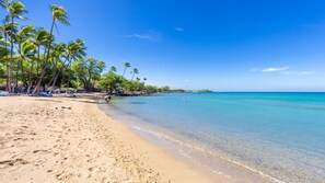 Nær stranden, solsenger og strandhåndklær