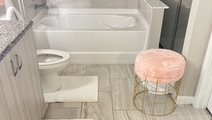 Un baño moderno con bañera, inodoro y lavabo.