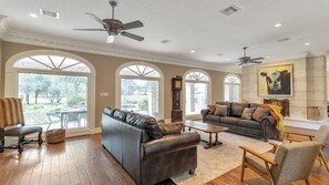 TV connectée, cheminée, lecteur de DVD, table de tennis de table