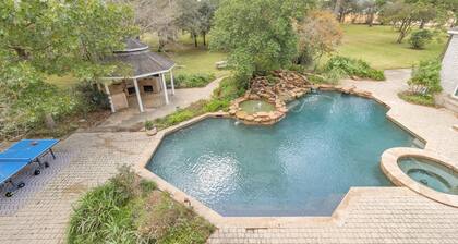 Gorgeous Retreat w/private Pickleball court!!! Only 3 min from Sandalwood Manor