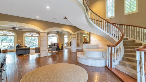 Gorgeous Retreat w/private Pickleball court!!! Only 3 min from Sandalwood Manor