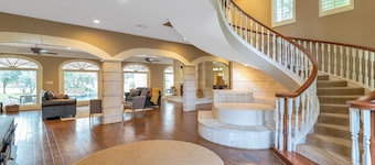 Gorgeous Retreat w/private Pickleball court!!! Only 3 min from Sandalwood Manor