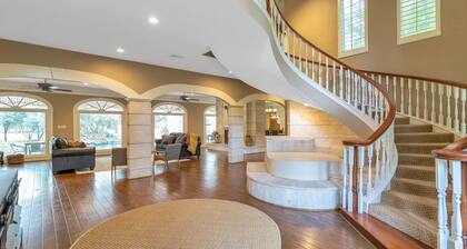 Gorgeous Retreat w/private Pickleball court!!! Only 3 min from Sandalwood Manor