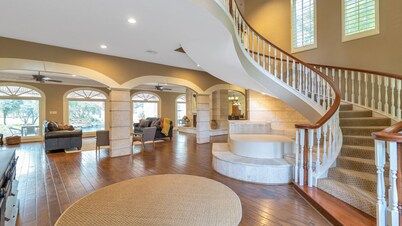 Gorgeous Retreat w/private Pickleball court!!! Only 3 min from Sandalwood Manor