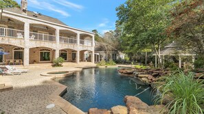 حمّام سباحة خارجي، حمّام سباحة مُدفَّأ