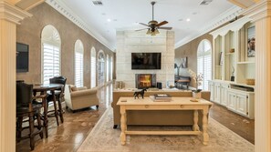 TV connectée, cheminée, lecteur de DVD, table de tennis de table