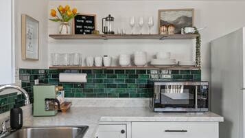 Kylskåp, mikrovågsugn, ugn och spishäll