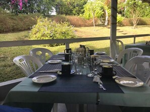 تناول الطعام بالخارج