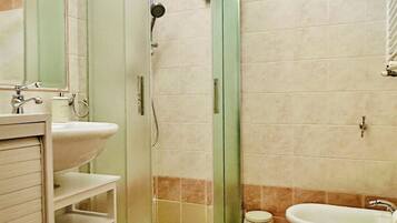 Dusche, Haartrockner, Bidet, HandtĂŒcher