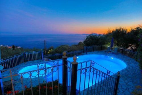 Old Stone House: large pool,  A/C, WiFi, sea views, traditional