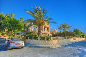 Exterior - Villa Arbanassi Latchi, beach, pool, A/C, WiFi, garden, views (Latchi Beach)