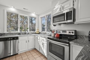 Fridge, microwave, stovetop, dishwasher