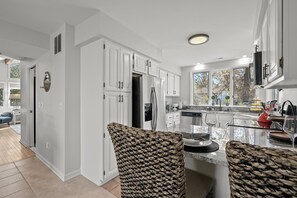 Kühlschrank, Mikrowelle, Herdplatte, Geschirrspüler