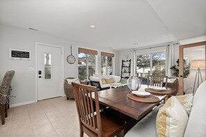 Smart-TV, Kamin, Bücher