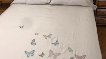 3 slaapkamers, een strijkplank/strijkijzer, gratis wifi, beddengoed