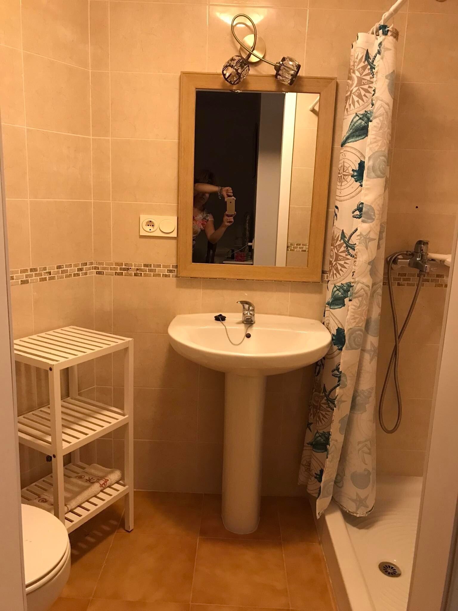 Een douche, een haardroger, handdoeken, zeep