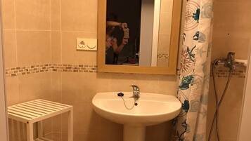 Een douche, een haardroger, handdoeken, zeep