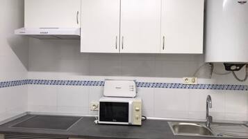 Een koelkast, een magnetron, een oven, een kookplaat