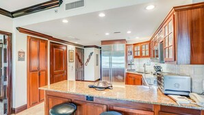 Coffee/tea maker, fridge, microwave, oven - Makai Manor Ocean View, sleeps 6. (Kapaʻa)