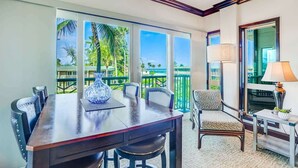 Dining - Makai Manor Ocean View, sleeps 6. (Kapaʻa)