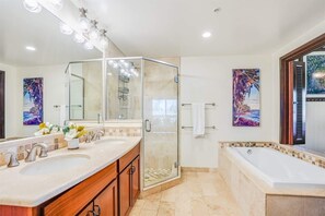 Bathtub, hair dryer, shampoo - Makai Manor Ocean View, sleeps 6. (Kapaʻa)