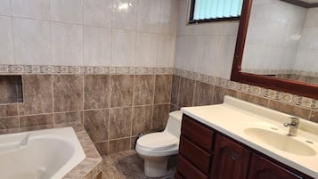 Kamar Standar | Kamar mandi | Shower, handuk, sabun, dan sampo