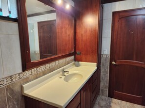 標準客房 | 浴室 | 淋浴設備、毛巾、肥皂、洗髮精