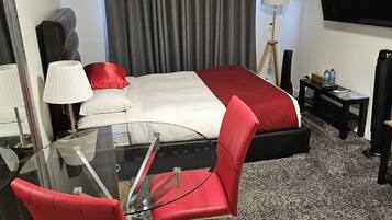 Muebles diferentes, cortinas blackout, wifi gratis y ropa de cama