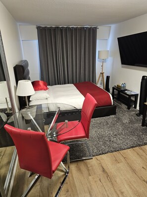 デラックス シングルルーム | 客室ごとに異なるインテリア、遮光カーテン、WiFi (無料)、ベッドシーツ